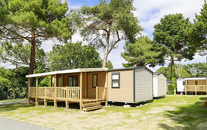 mobil home occasion avec terrasse dans un camping en bretagne